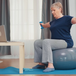idosa fazendo exercício físico online
